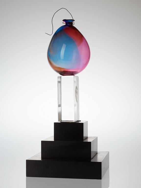 A Kjell Engman glas sculpture by Kosta Boda, 1988.