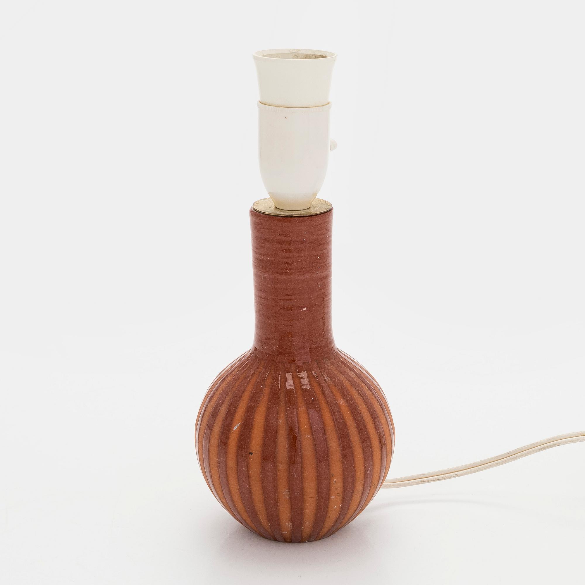 Marita Lybeck, A red clay tablelamp modell 1311. Retailer Stockmann / Artek, Finland.