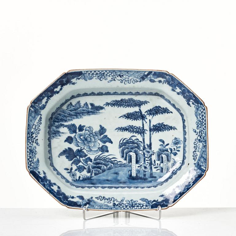 A blue and white tureen with cover and stand, Qing dynasty, Qianlong (1736-95).