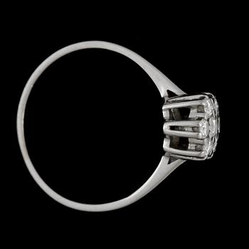 RING, 18k guld med 6 briljantslipade diamanter, enligt gravyr tot ca 0,45 ct. Vikt ca 2,4 gram.