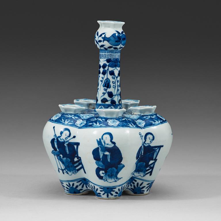 A blue and white tulip vase with female musicians, Qing dynasty, 19th Century.