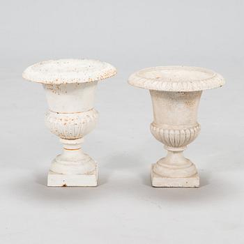 Two cast iron garden urns, 20th century.