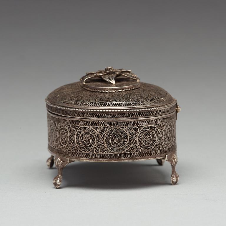 Filigranskrin på fötter, silver, Icke identifierad mästarstämpel, Moskva 1889.