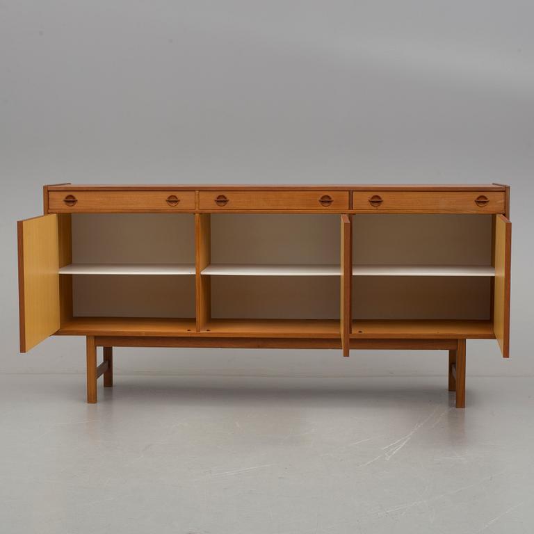 SIDEBOARD, Ulferts Tibro, 1900-talets tredje kvartal.