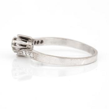 SYSKONRING med briljantslipade diamanter.