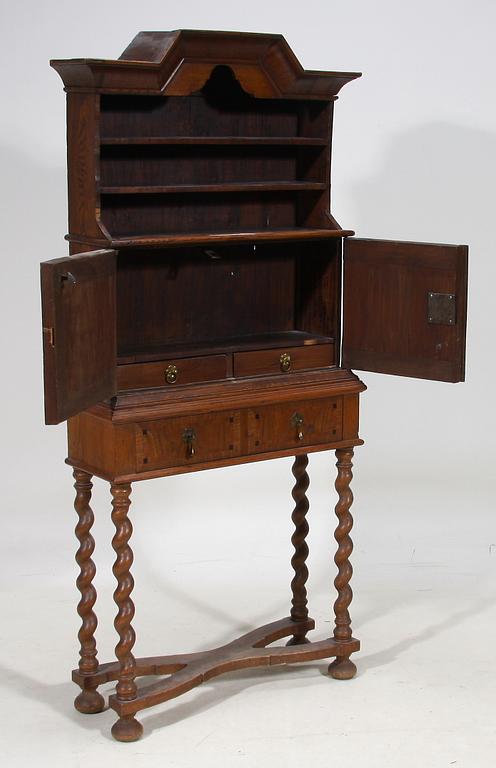 HÄNGSKÅP PÅ BENSTÄLLNING, 1700-tal.