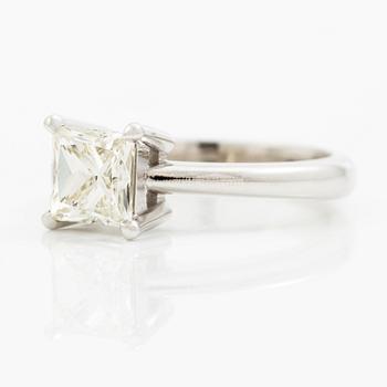 A ring in 18K gold with a princess-cut diamond.