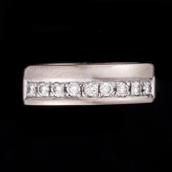 RING, 18K vitguld, 9 briljantslipade diamanter ca 0,30 ct, kontrollstämpel 1980. Vikt 7,4 g.