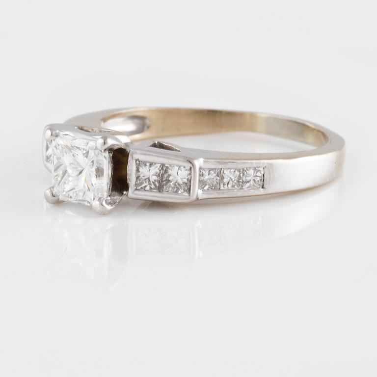 RING, 14K guld med 11 prinsesslipade diamanter. Vikt 3,9 gram.