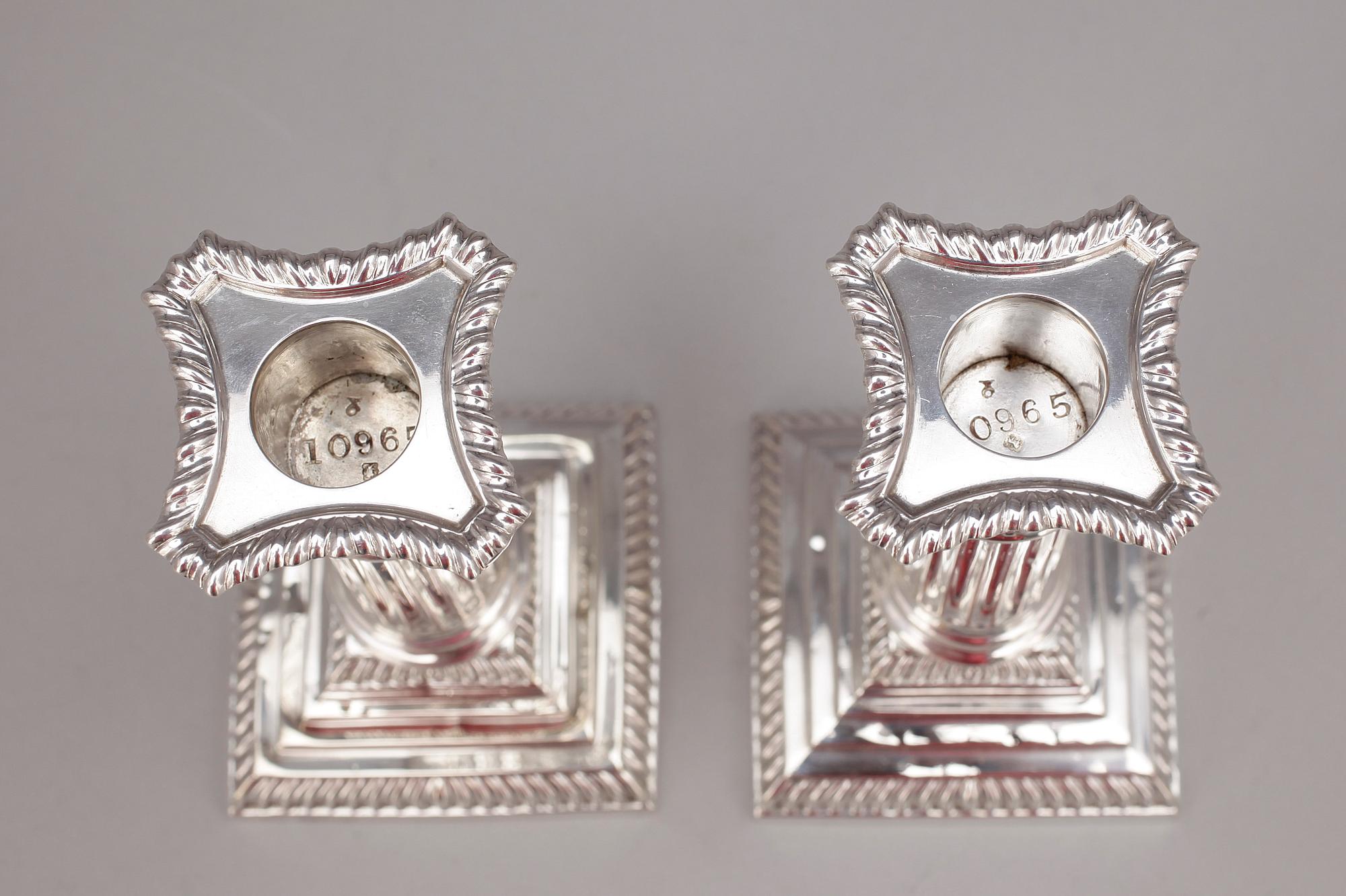 LJUSSTAKAR, ett par, silver, London, England 1896.