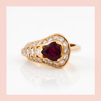 A pear-shaped ruby circa 2.20 ct and brilliant-cut diamond ring. Total carat weight of diamonds circa 0.80 ct.