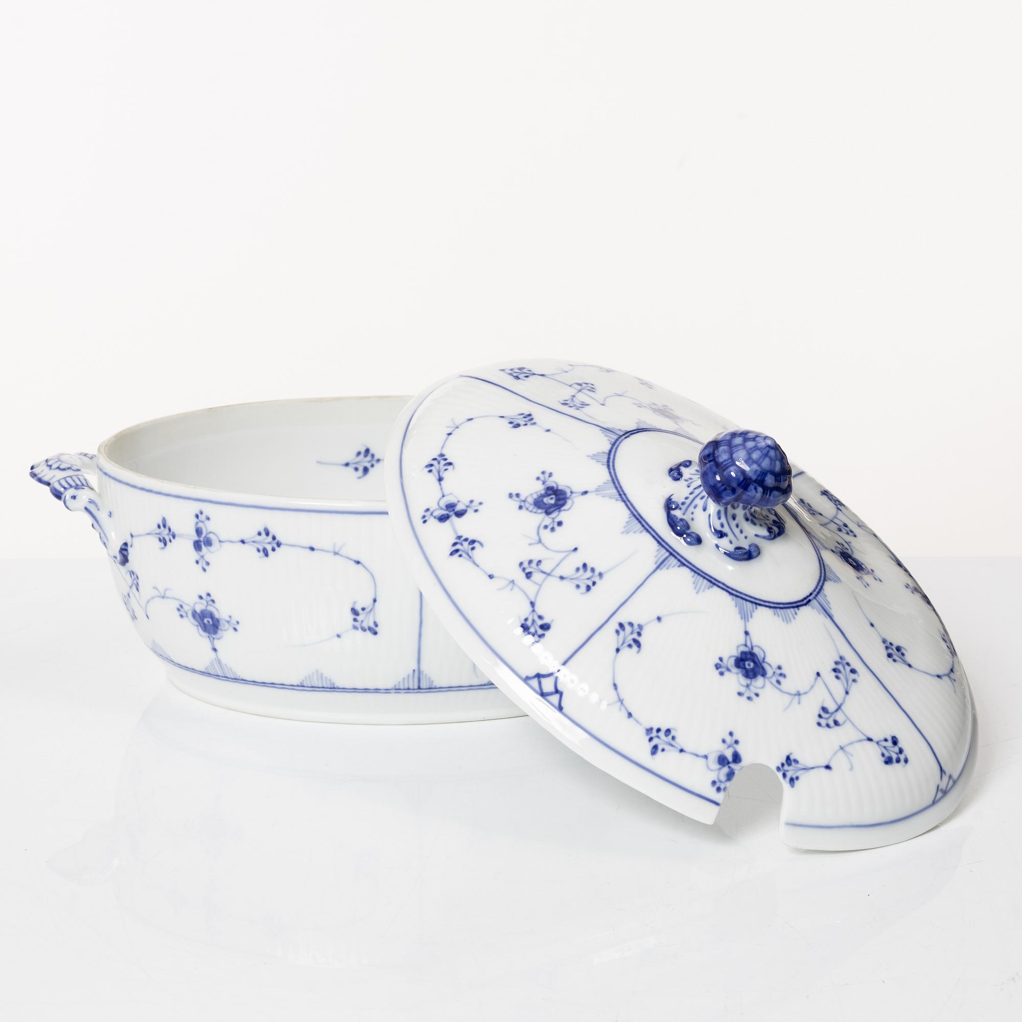 Royal Copenhagen, terrin med lock och fat, "Musselmalet", Danmark, 1889-1922.