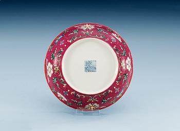 1649. A famille rose dish, Qing dynasty (1644-1912), with Qianlong´s seal mark.