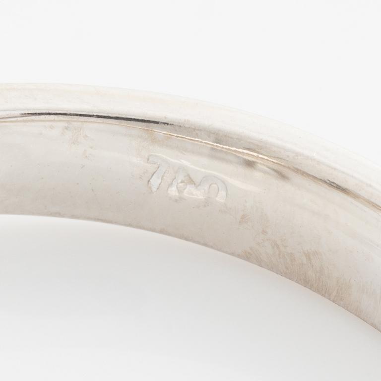 Ring med baguettslipad diamant.