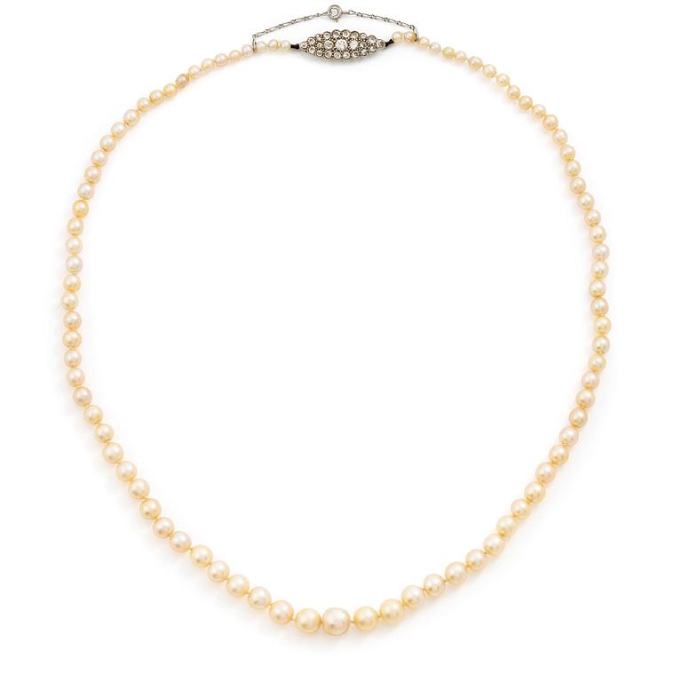 Collier pärlor lås platina med med gammalslipade diamanter.