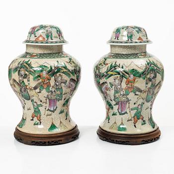 Urnor, ett par, Kina, Qingdynastis slut/omkring år 1900.