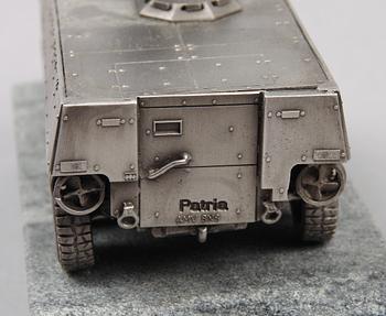 MODELLER, 2 st, plast och metall, 1900-tal.