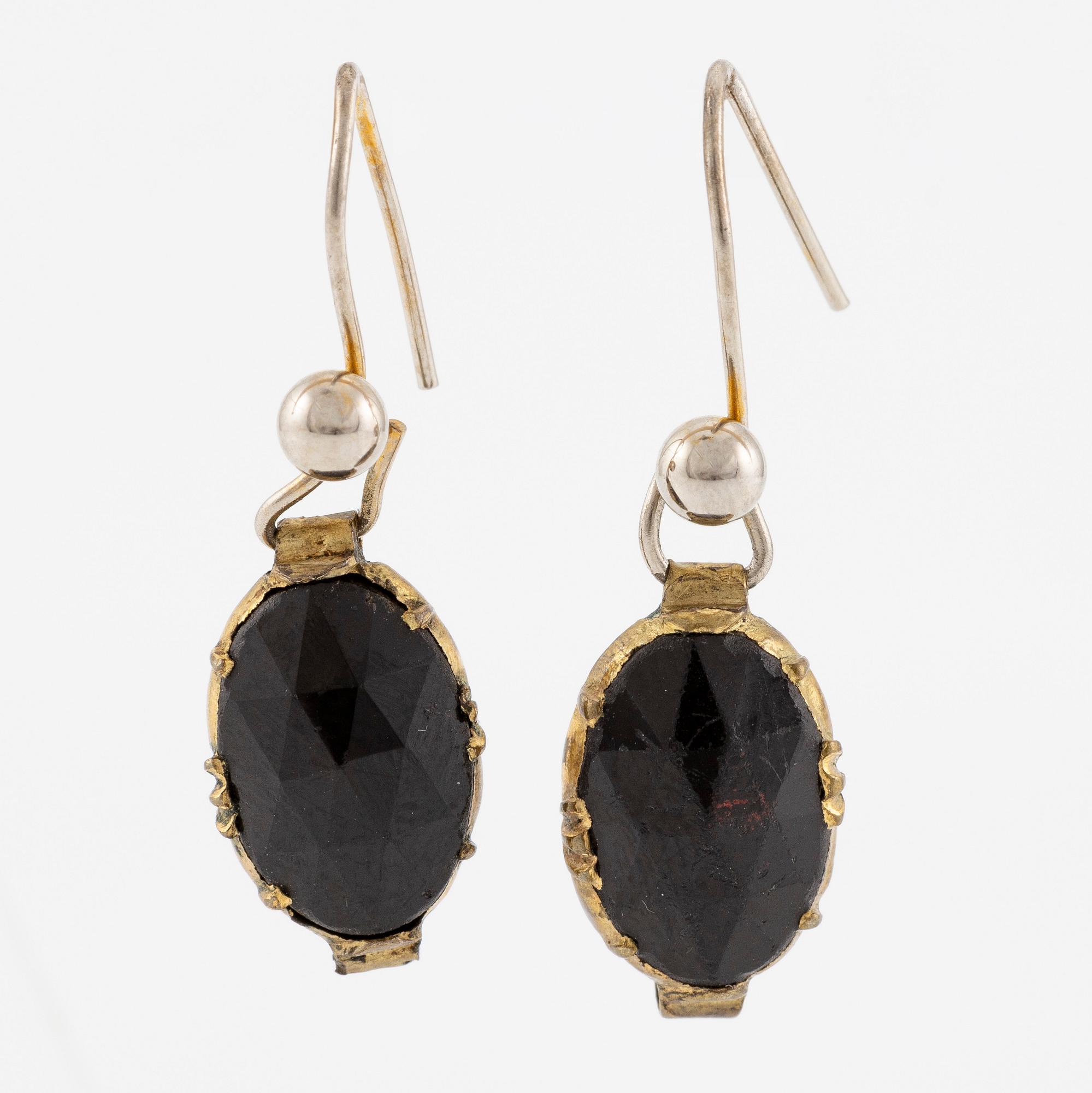 A necklace/bracelet combination 18K gold and silver set with onyx and rose-cut diamonds, 19th century.