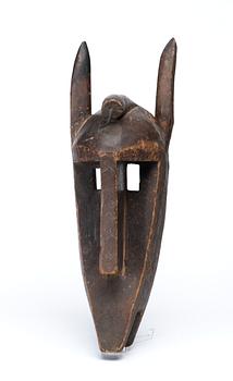DANSMASK. Trä. Bambara-stammen. Mali (Franska Sudan) omkring 1940-1950. Höjd 44,5 cm.