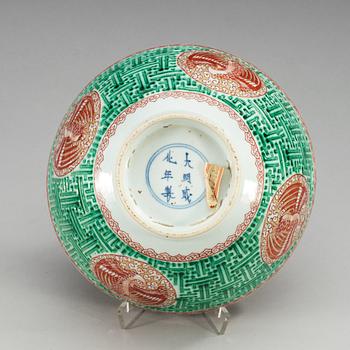A wucai decorated bowl, Ming dynasty, 17th Century, with Chenghua six character mark.