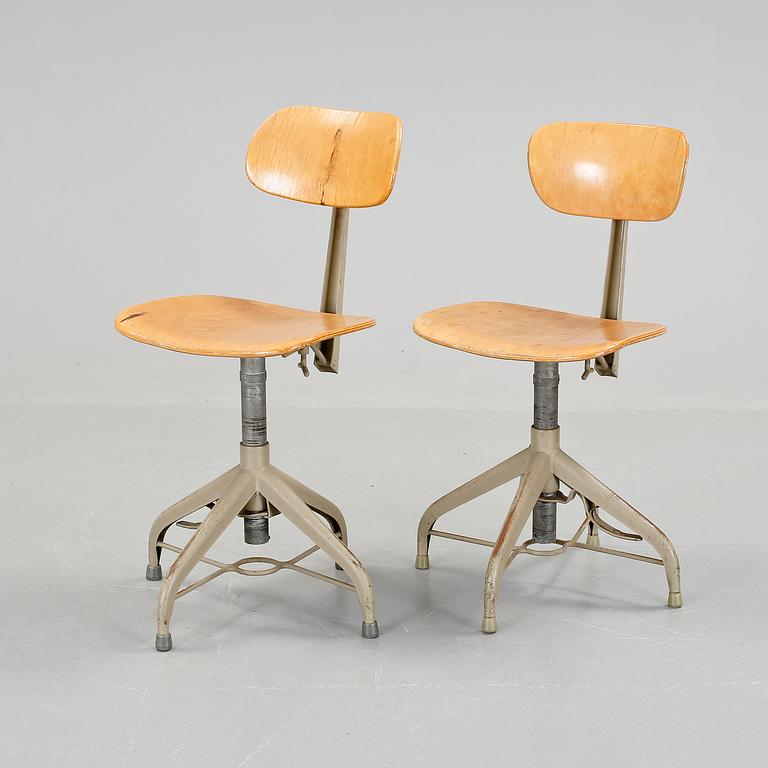 SKRIVBORDSTOLAR, 2 stycken snarlika, industrimodell, Lindqvist verkstads AB, 1900-talets mitt.