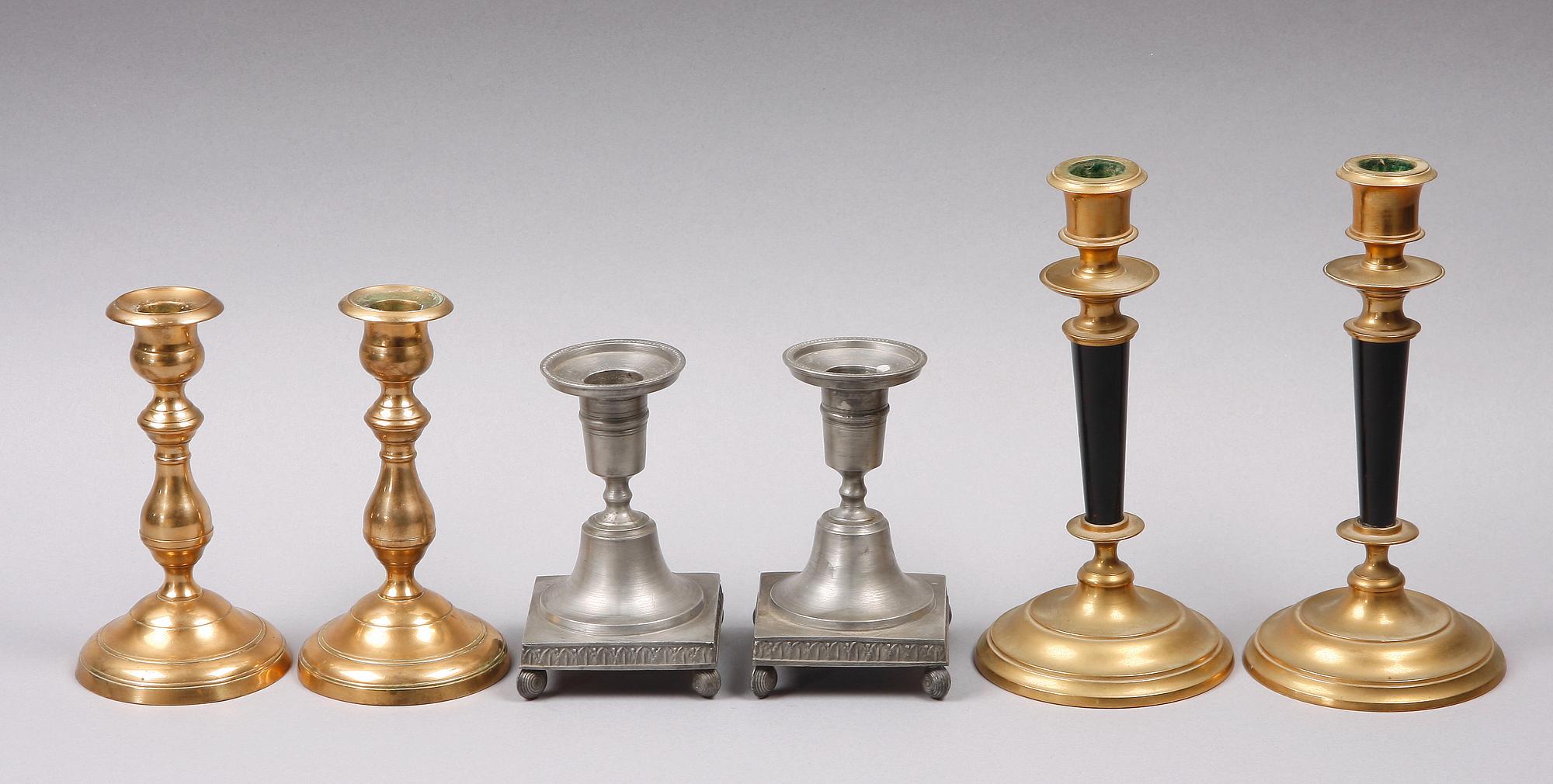 LJUSSTAKAR, 3 par, mässing resp tenn, Skultuna resp Santesson, Stockholm. 1800-talets andra hälft resp tidigt 1900-tal.