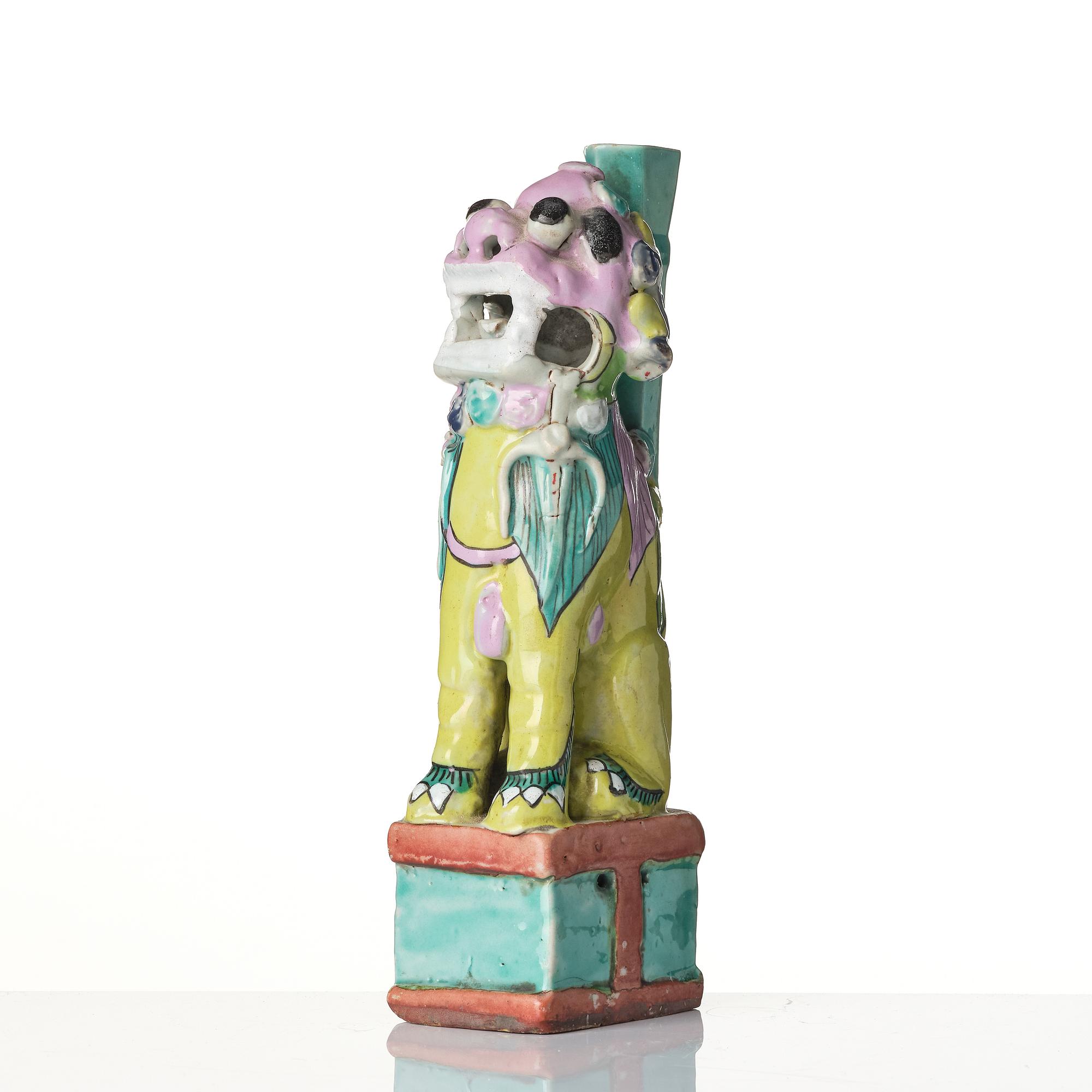 A Chinese famille rose porcelain joss stick holder, Qing dynasty, 18/19th century.
