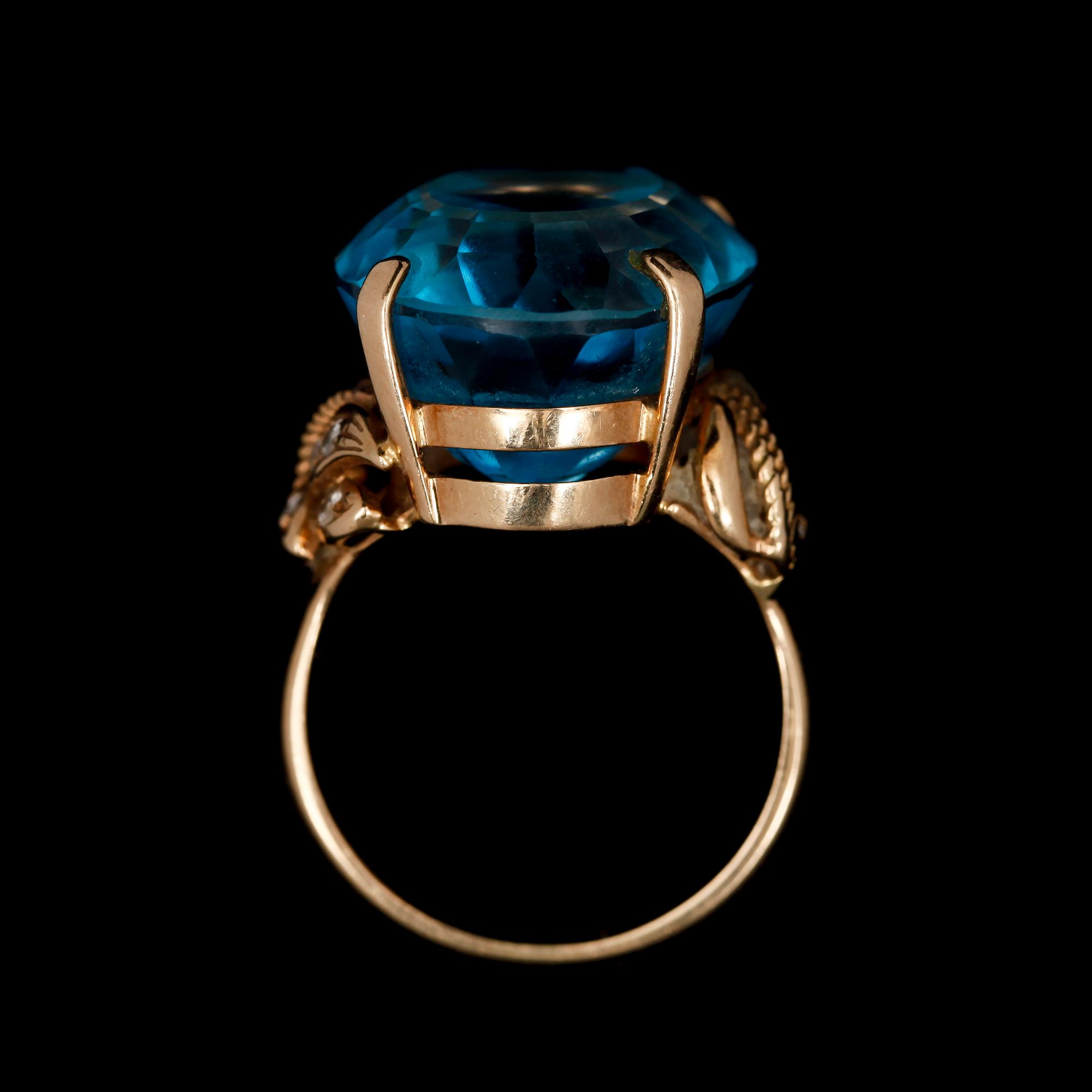 RING, 14k guld med blå topas samt mindre diamanter. Vikt tot 12,9 g.