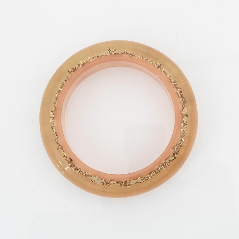 Louis Vuitton, inclusion bangle.