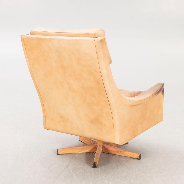 A 1970's leather swivel easy chair.