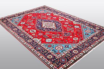 A carpet, Tabriz, ca 298 x 198 cm.