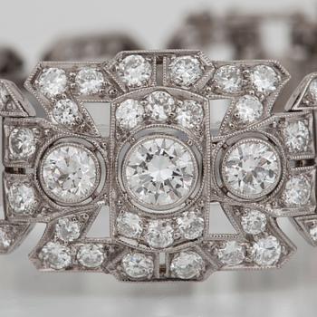 ARMBAND med briljantslipade diamanter totalt ca 10.00 ct, 1940-tal.