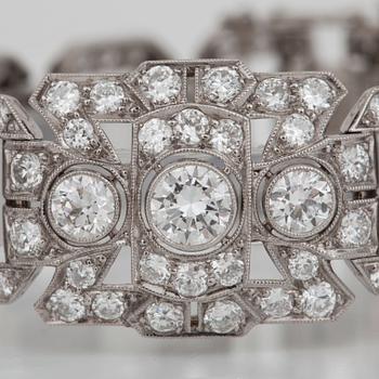 A 1940's brilliant-cut diamond bracelet. Total carat weight of diamonds circa 10.00 cts.