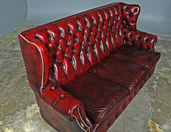 SOFFA samt FÅTÖLJ, Chesterfieldstil, 1900-tal.