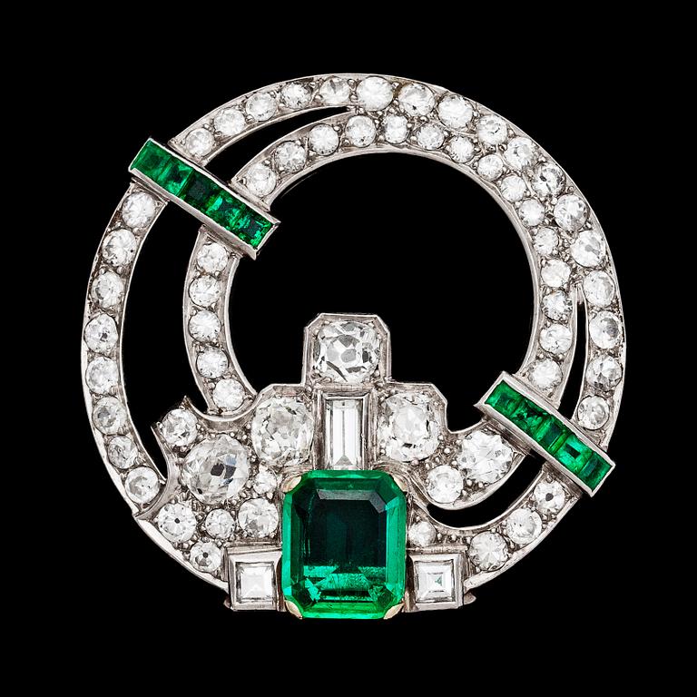 BROOCH, columbiansk smaragd, ca 2 ct, och antik- och baguettelslipade diamanter, tot. ca 4 ct. Art Deco, 1930-tal.
