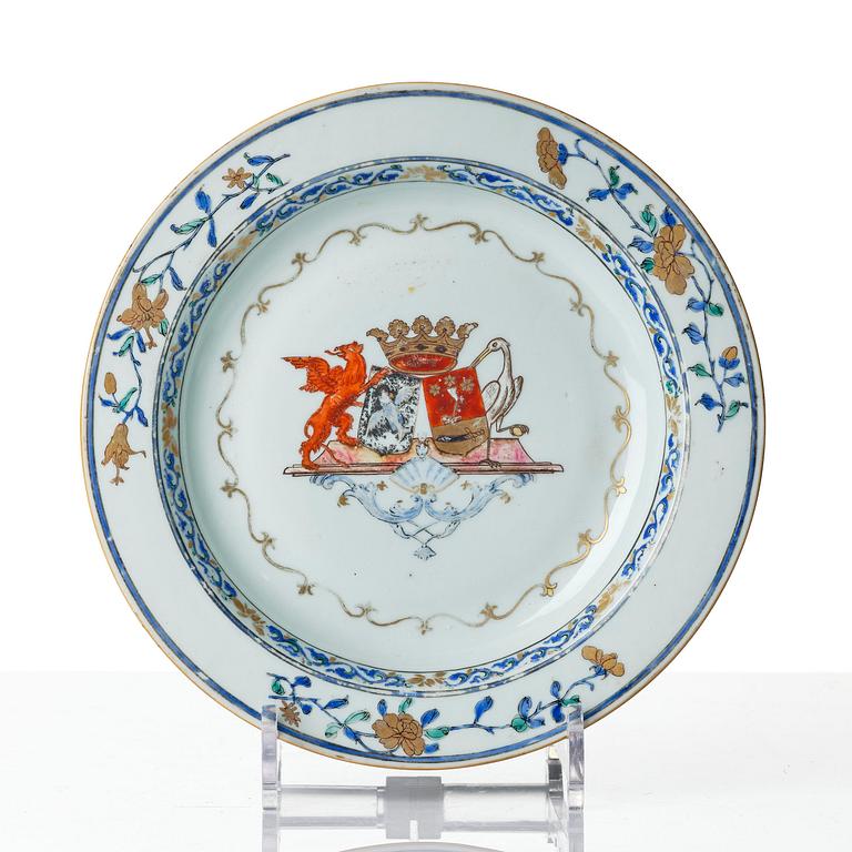 Tallrikar, tre stycken, porslin. Qingdynastin, Yongzheng (1723-35).