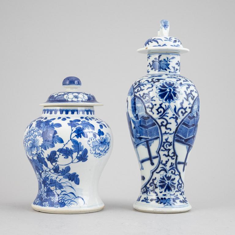 A pair of chinese blue and white vases, late Qing dynasty, late 19th century and 20th century.