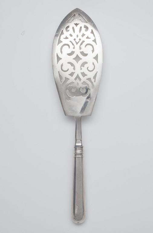 FISKSPADE, 84 silver, Stämplad HL. Henrik Lassas St. Petersburg 1882. Längd 31 cm. Vikt 139 g.