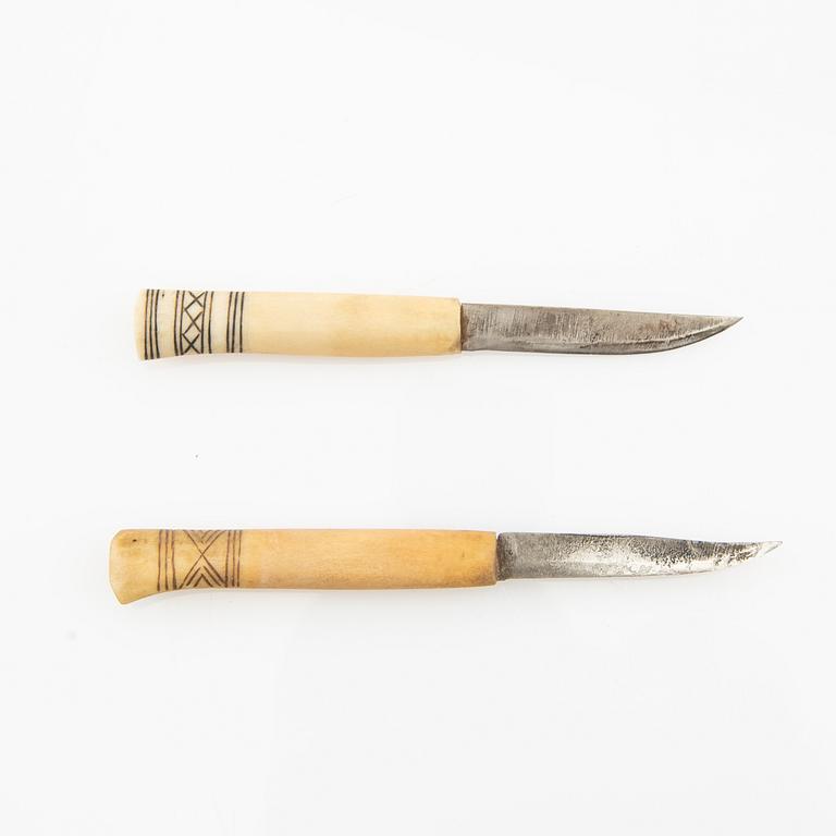 Miniature half-horn knives, 2 pcs. and three bone rings including Nikolaus Fankki.