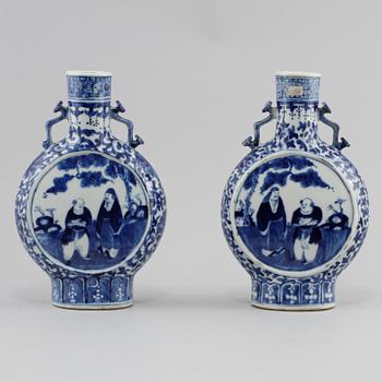PILGRIMSKRUS, ett par, porslin, Kina, 1800-tal.