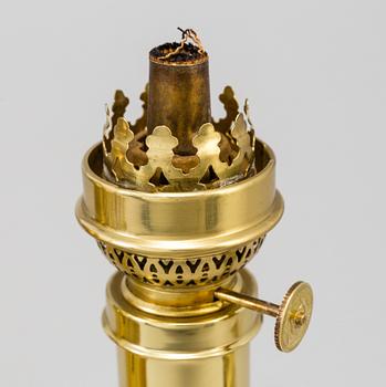 FOTOGENLAMPOR, ett par samt fotogenbehållare, mässing, G.V. Harnisch eftf., Köpenhamn, Danmark, 1900-talets andra hälft.