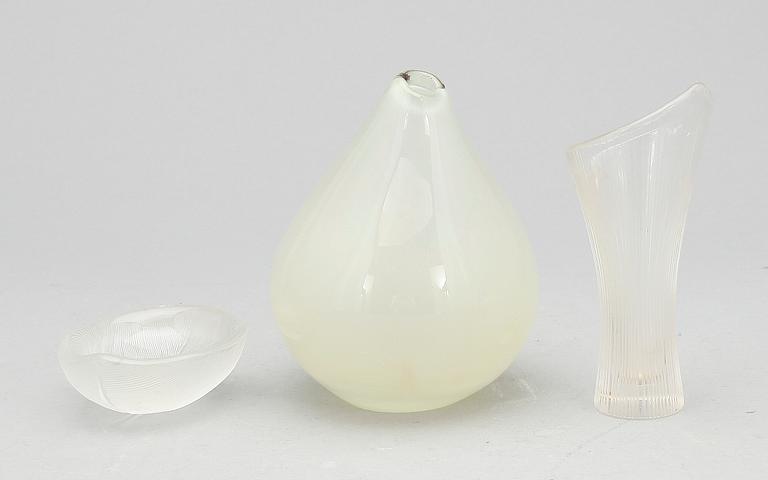 VASER 2 st SAMT SKÅL, glas, Tapio Wirkkala, Iittala. signerade. Två daterade -54 resp -56.