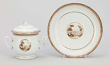 BULJONGKOPP MED FAT, porslin, Kina, Jiaqing, 1796-1820.