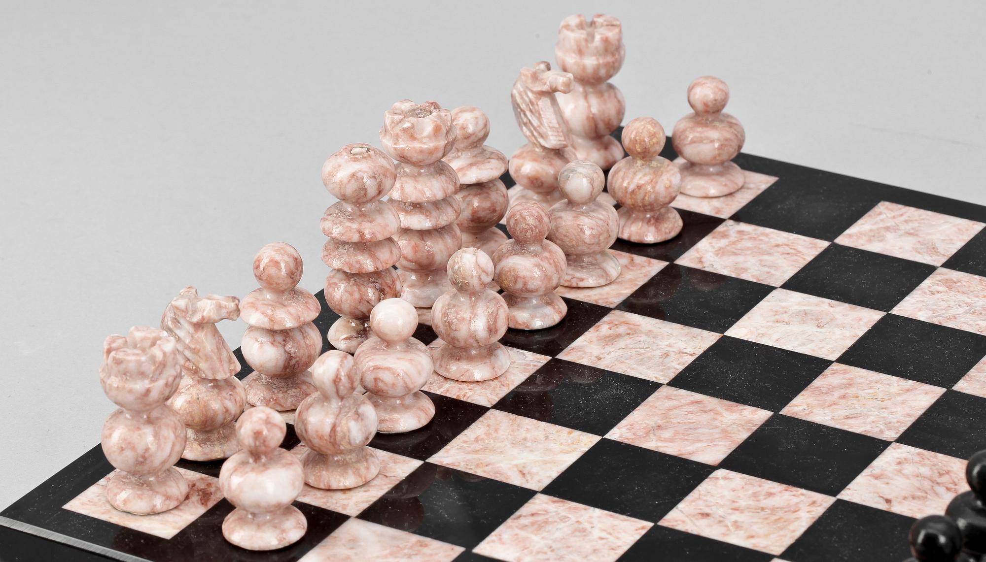 SCHACKBRÄDE MED PJÄSER, sten, 1900-talets andra hälft.