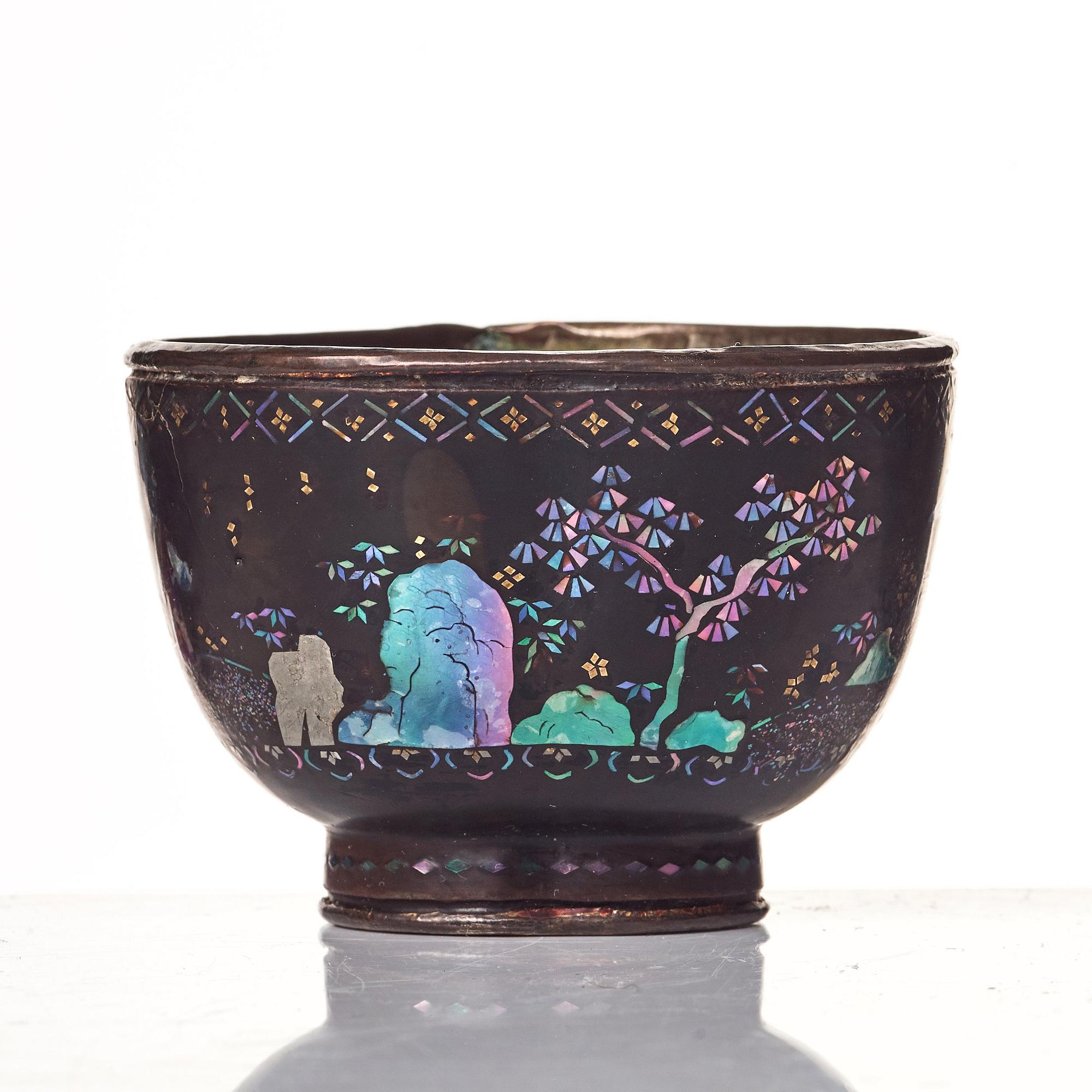 A peach shaped lacque burgaute bowl, 18th Century.