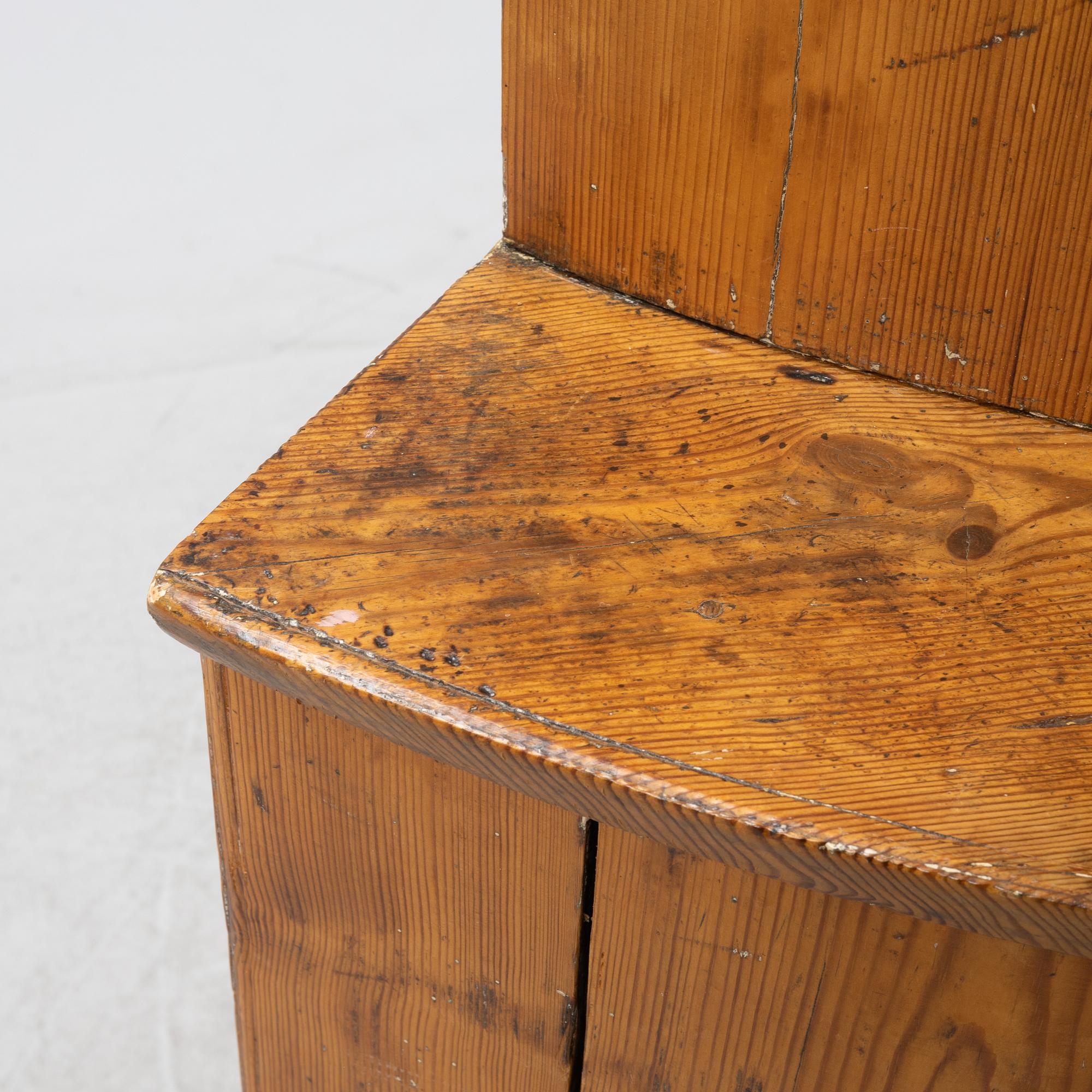 Hörnskåp, Gustavianskt provinsarbete, omkring år 1800.