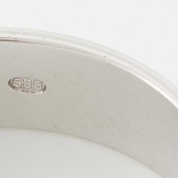 Ring 14K vitguld med tre vita safirer.