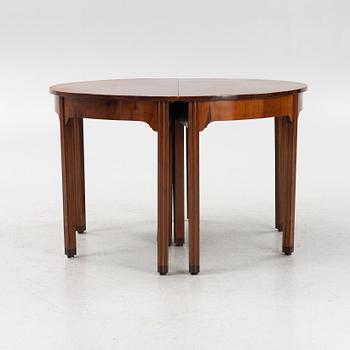 An English mahogany veneered George III style dining table, 19th Century.