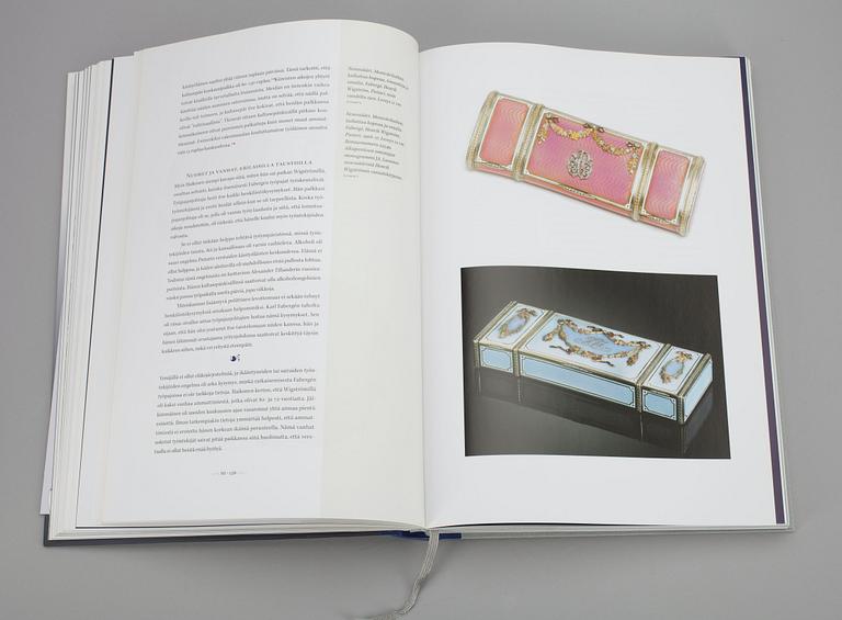 BOK, "Fabergé ja hänen suomalaiset mestarinsa" Ulla Tillander-Godenhielm, Tammi, Helsingfors 2008. Numrerad 1800/1619.
