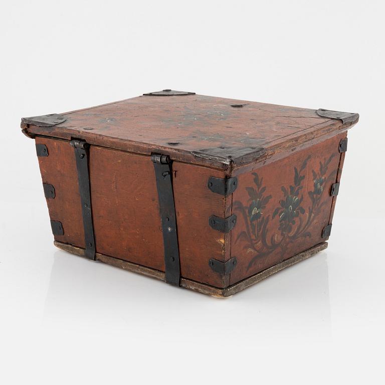 A Swedish painted chest from Jämtland, 18th/19th century.